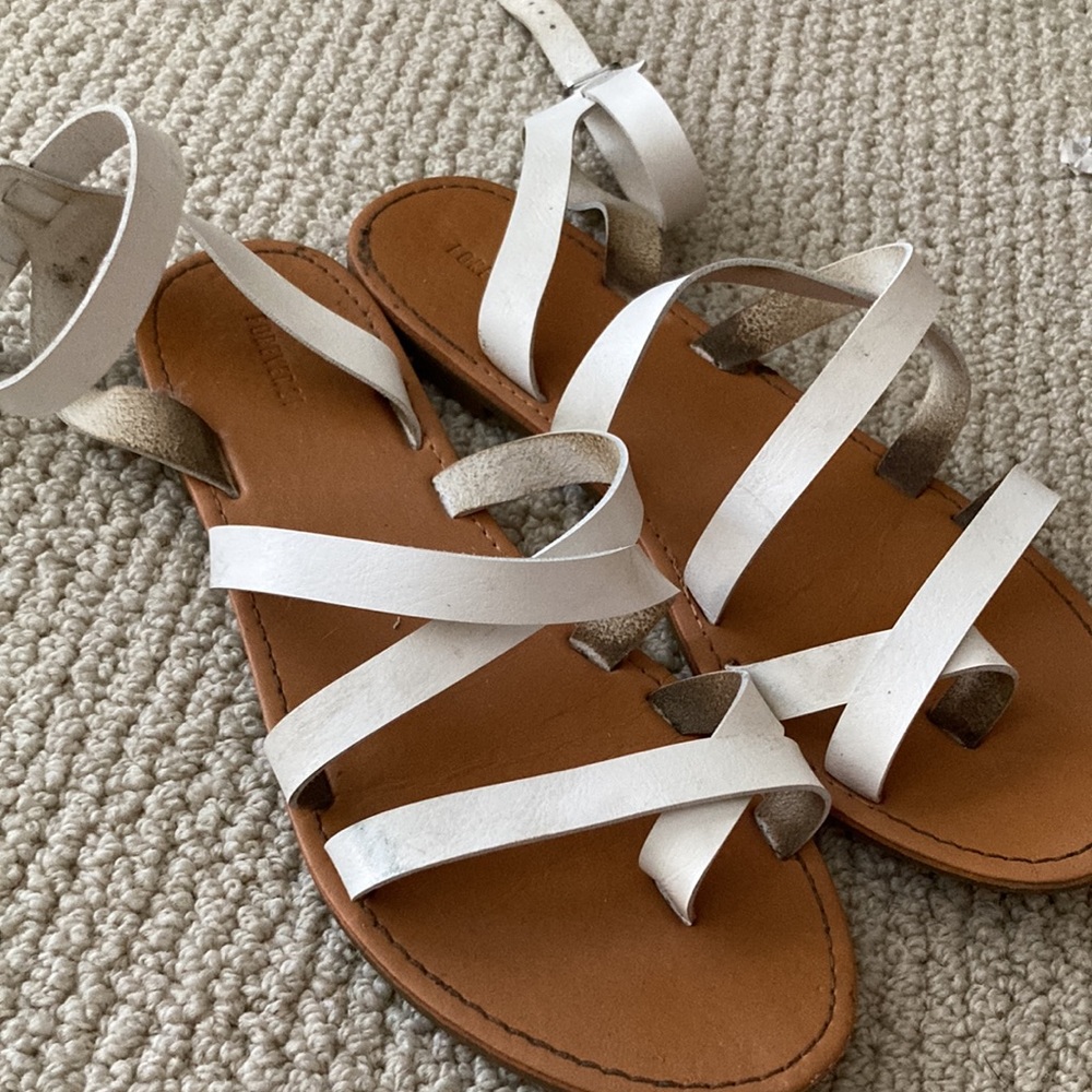 Forever 21 Gladiator Sandals Strappy White Shoes Casual Coquette Flats Size 8 - Picture 2 of 6